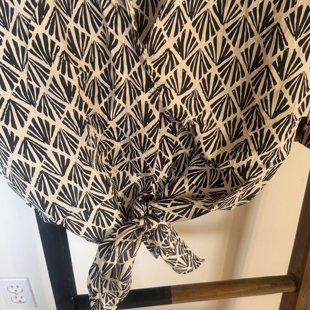 Black and White Geometric Wrap Top - Picture 3 of 4